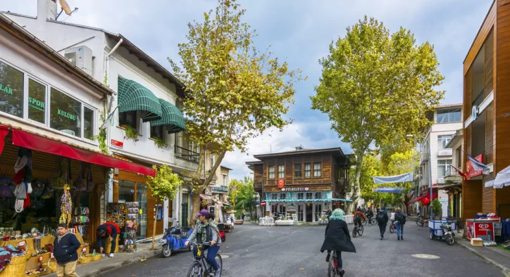 Büyükada Sanal Tur: Adanın Eşsiz Güzelliklerini Dijital Dünyada Keşfedin