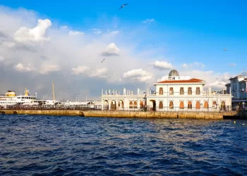 Büyükada’da Yaşayan Ünlüler: Sanat, Edebiyat ve Tarihin Buluşma Noktası